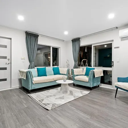 Lux 4 Bedroom In Auckland With Spa And Light Breakfast
